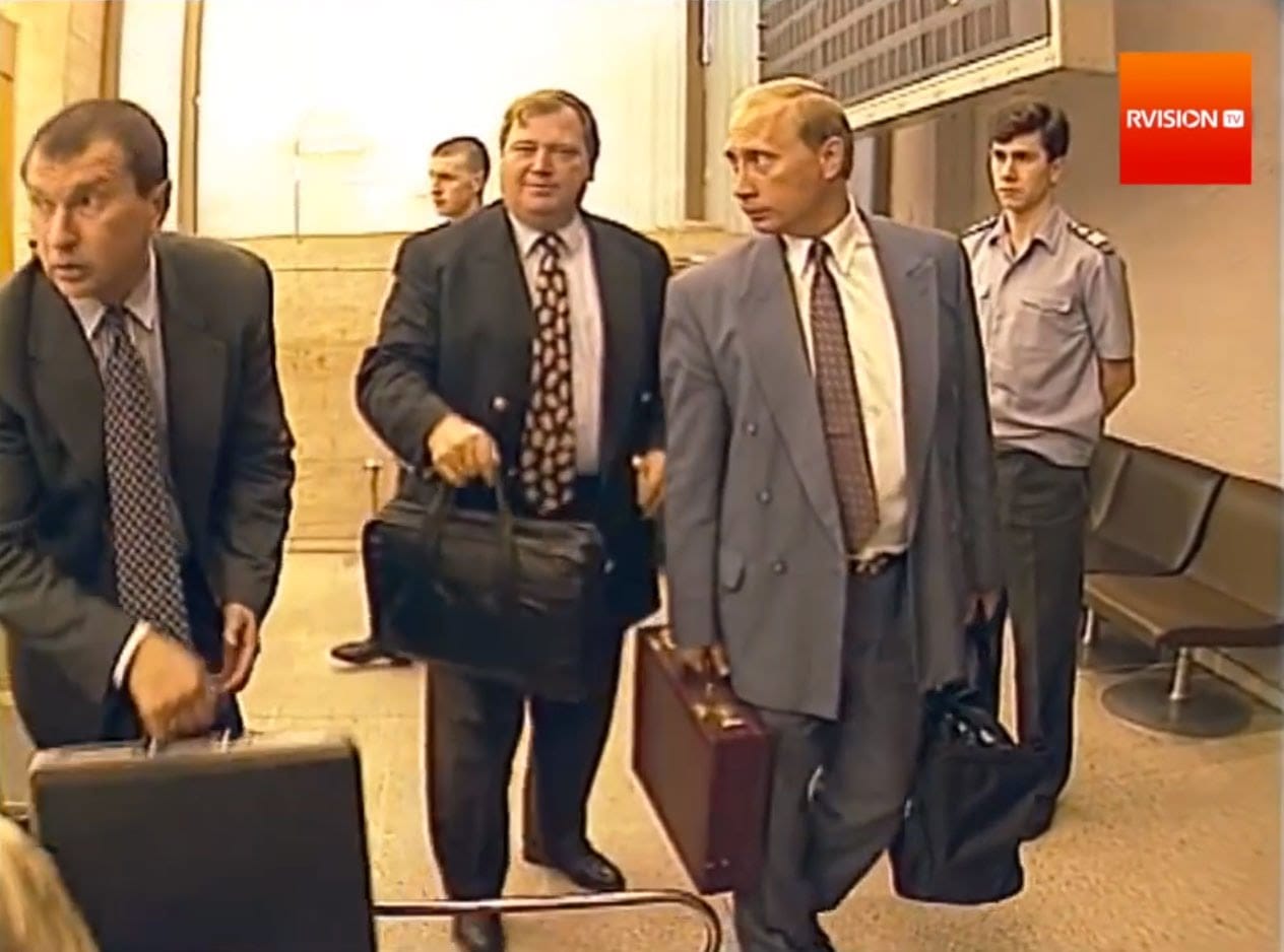 Неслучайные попутчики. С кем Путин летал в Москву перед тем как стать президентом