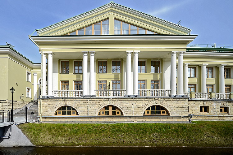 Дом на Каменном острове, в котором Петров живет вместе с членами кооператива «Озеро»