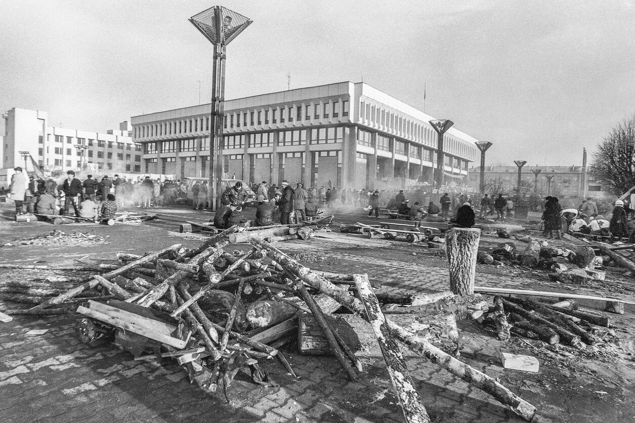 Здание Верховного Совета Литвы. Январь 1991 года. Вильнюс