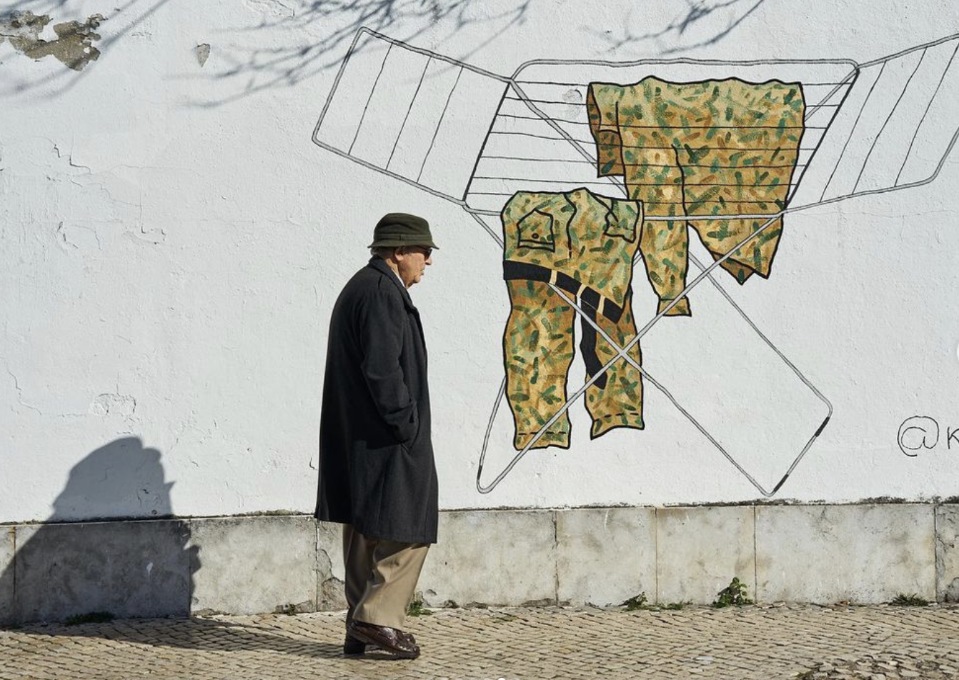 THE WAR IS NOT YET OVER, работа художника @kuril.chto — Лиссабон, 24.02.2023