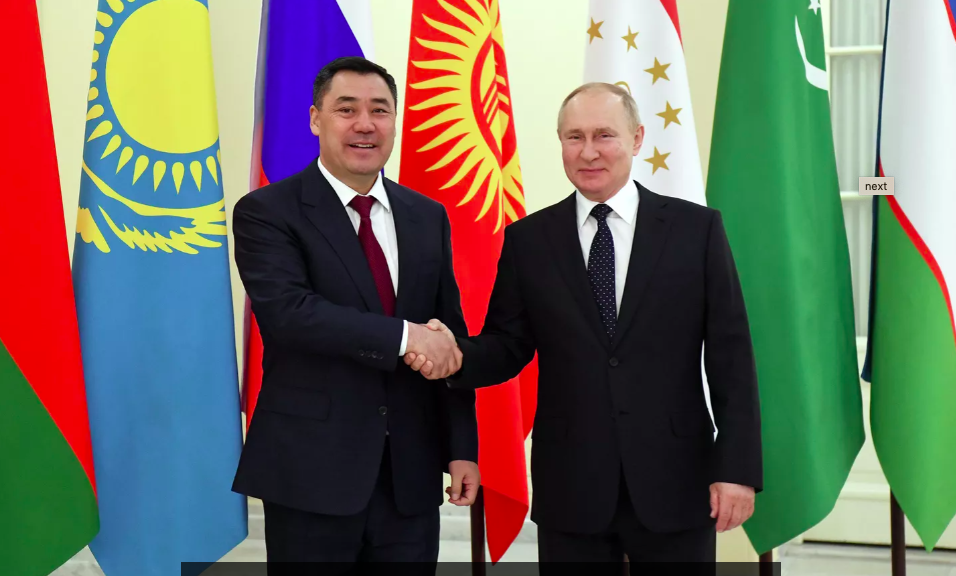 Президент Кыргызстана Садыр Жапаров с главой России Владимиром Путиным