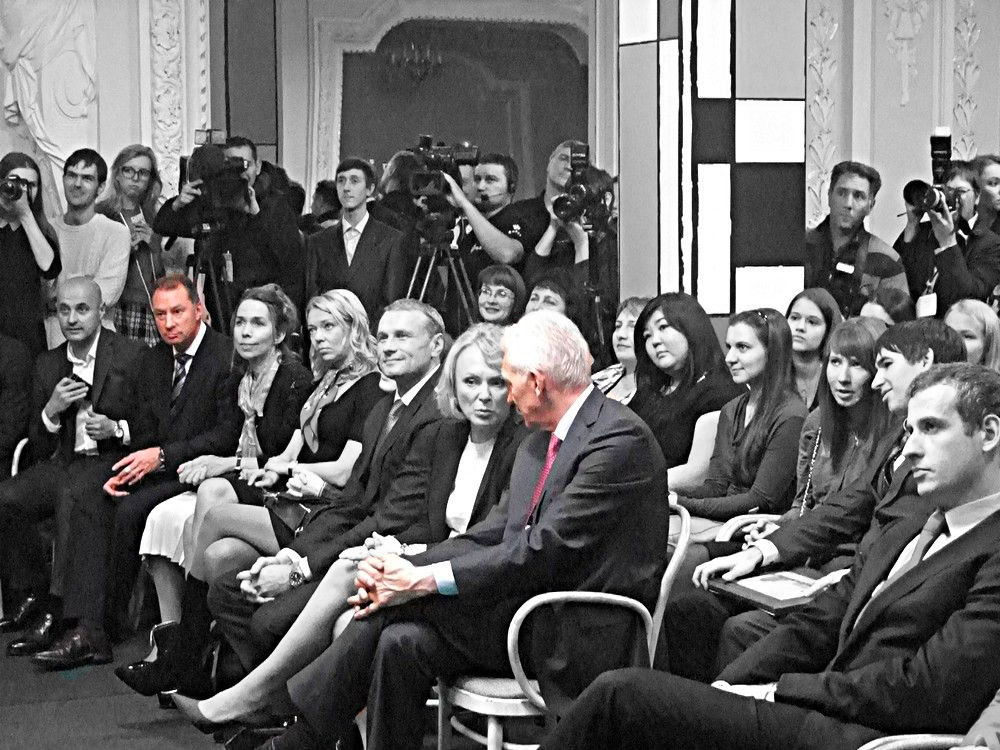 Геннадий Тимченко с женой (в центре) и Иван Егоров (второй слева, сидит) следят за суперфиналом чемпионата России по шахматам в Нижнем Новгороде