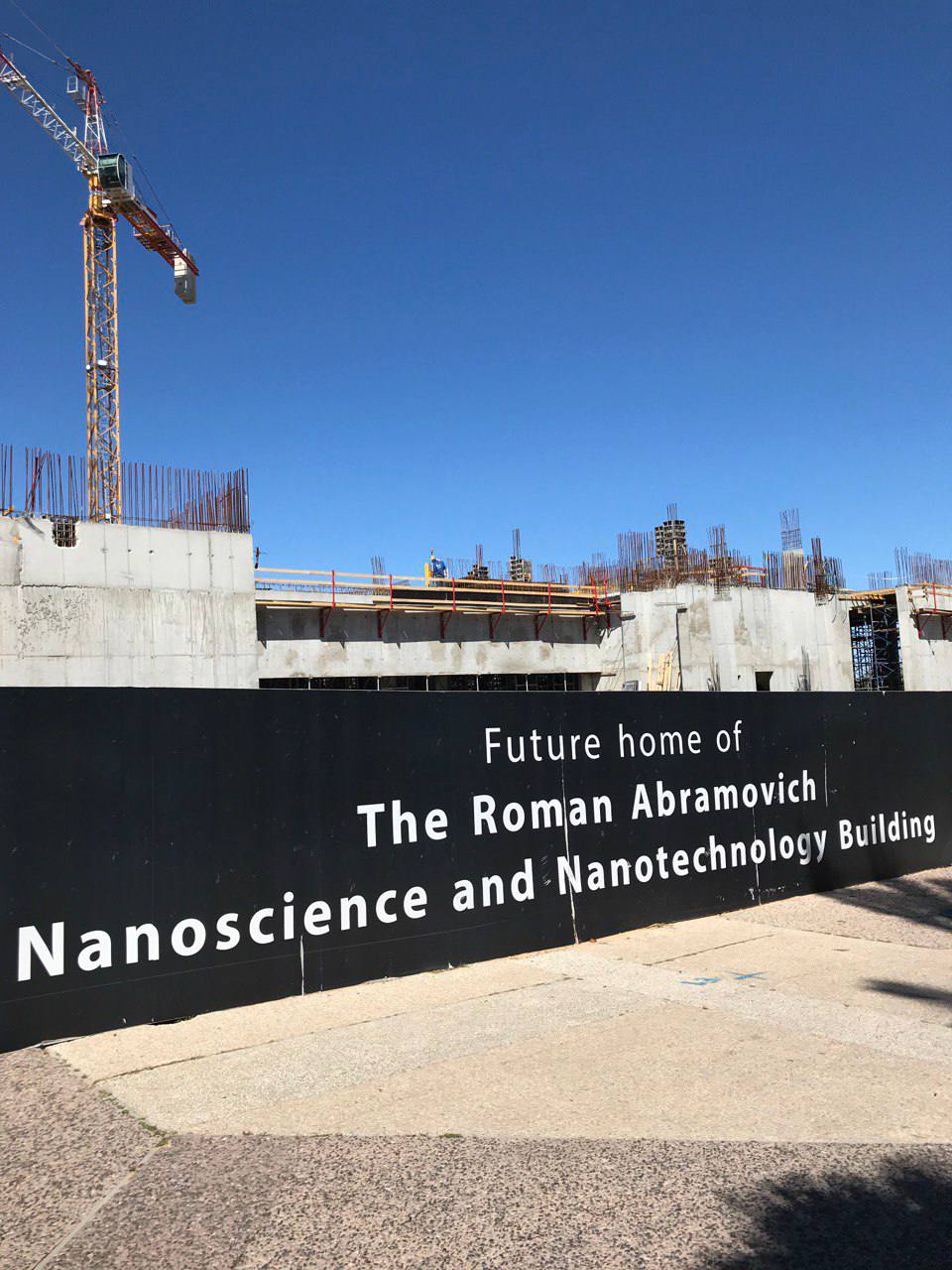 Уже во время войны такой баннер висел на стройке в кампусе университета Тель-Авива