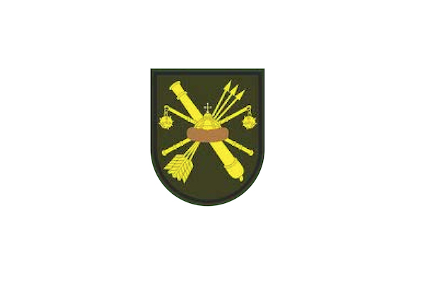 Эмблема (нашивка) 53-й зенитно-ракетной бригады, на которой изображен ствол пушки, скрещенный с тремя стрелами с наложенной на них шапкой Мономаха, а на заднем плане – два скрещенных боевых цепа. Эта эмблема нашивается на правый рукав формы, и в силу своей уникальности позволяет безошибочно отличить военных в/ч 32406 от служащих других подразделений (например, 448-ракетной бригады).