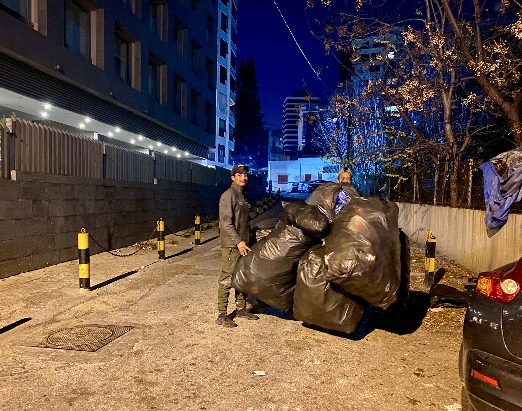 Сирийские беженцы в Ливане занимаются в основном низкоквалифицированным трудом, например работают в доставке или убирают мусор