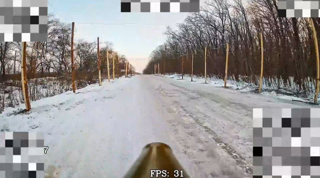 Украинские противодронные сетки, установленные на дорогах в Курской и Сумской областях