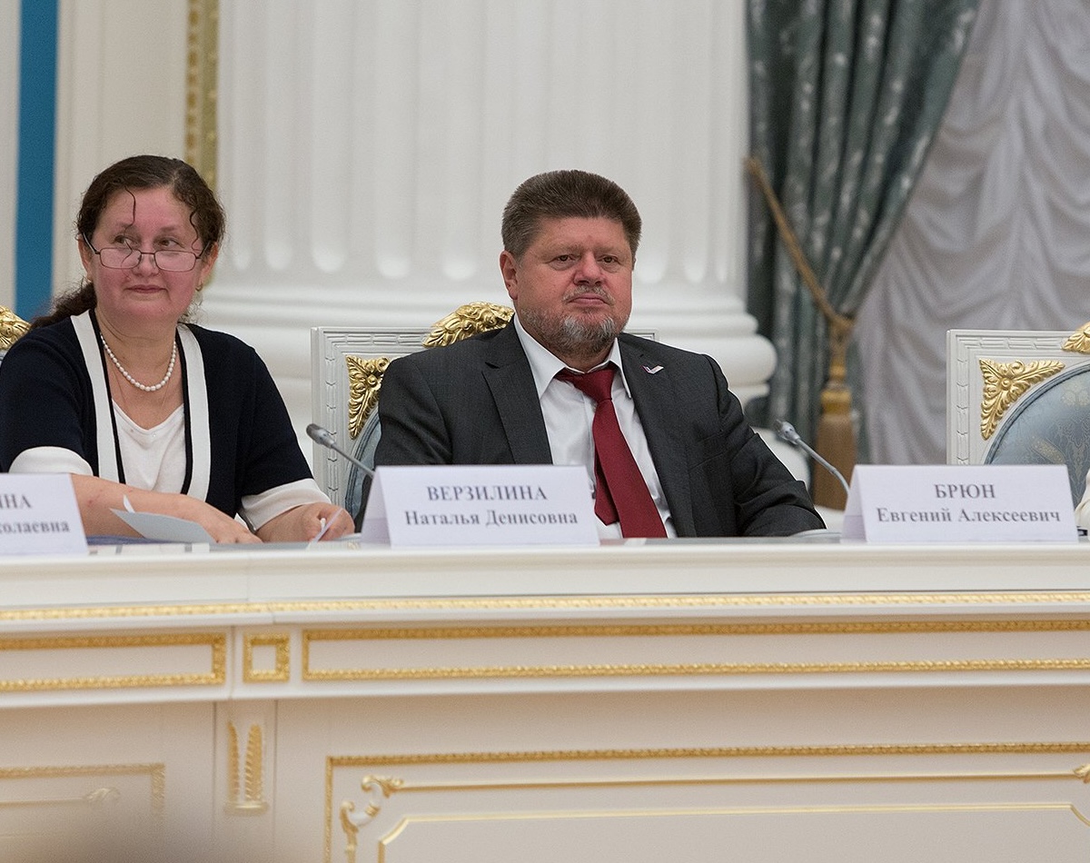 Евгений Брюн готовится рассказать Владимиру Путину о наркомане, который греет ложку с героином на открытом огне прямо на нефтеперерабатывающем заводе. Фото: council.gov.ru 