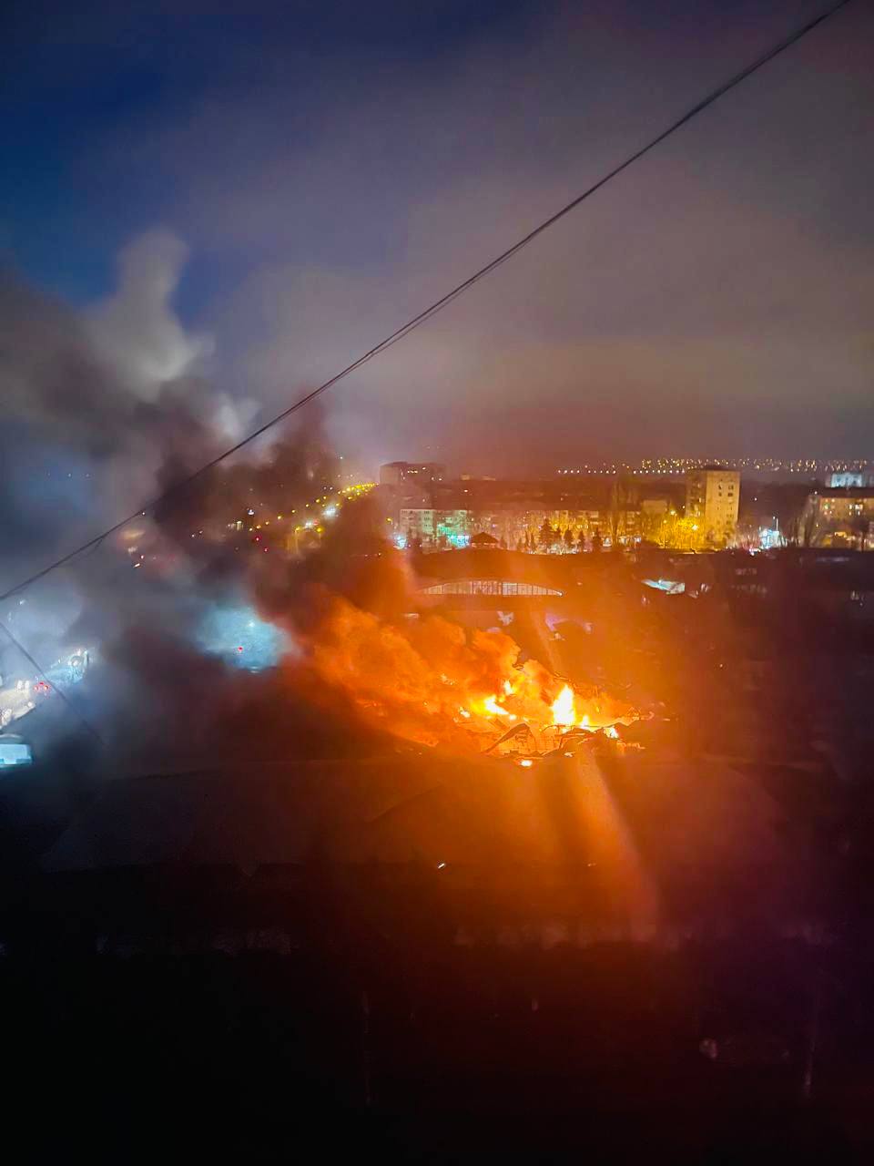 Пожар в результате обстрела Краматорска в ночь на 29 ноября 2025 года