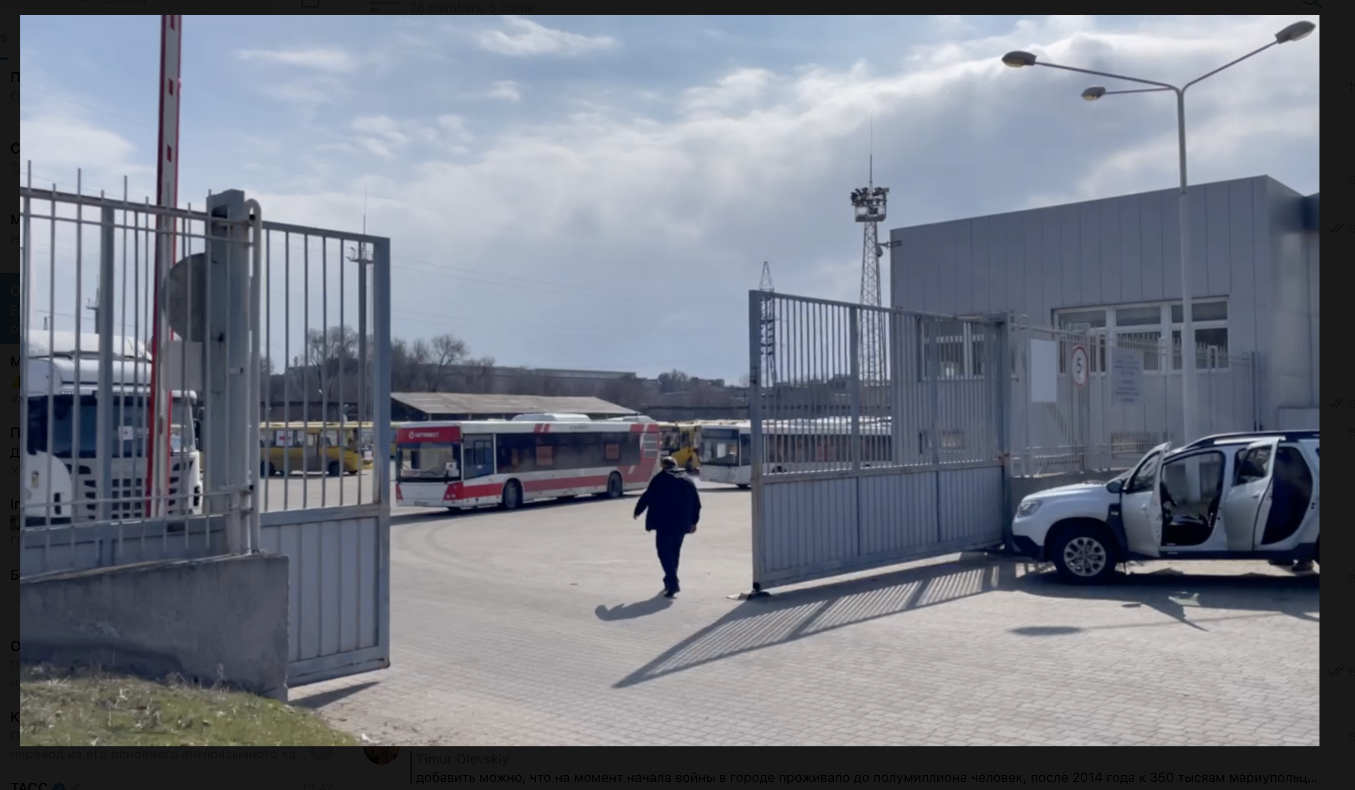 Автобусы для беженцев на стояночной площадке автозавода ЗАЗ