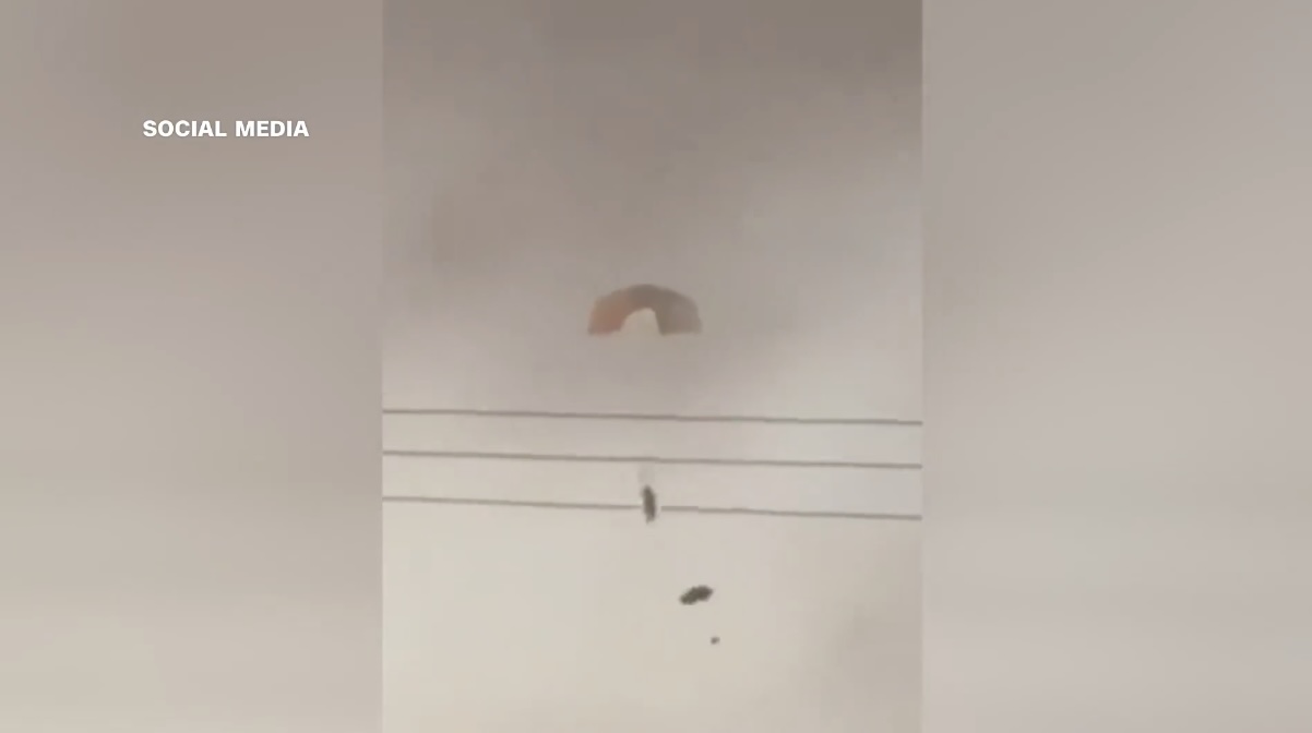 Катапультировавшийся пилот истребителя