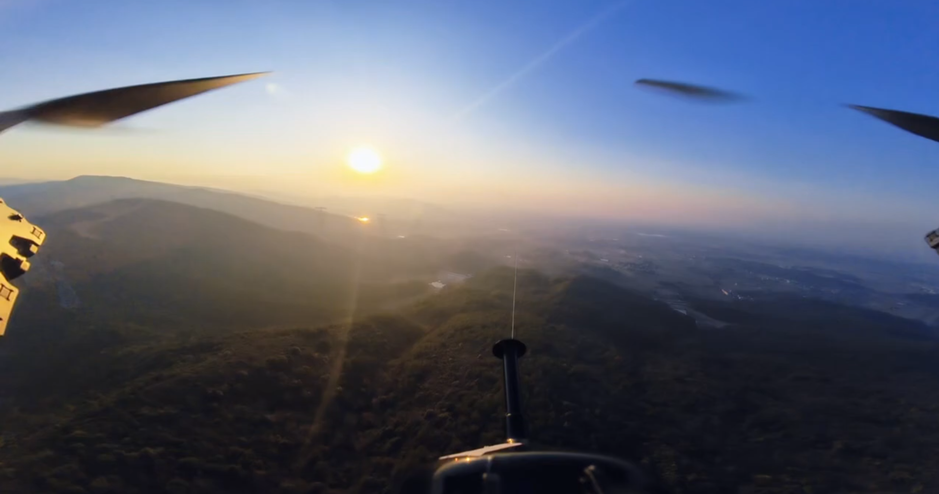 Дрон разматывает оптоволоконный кабель во время полета  