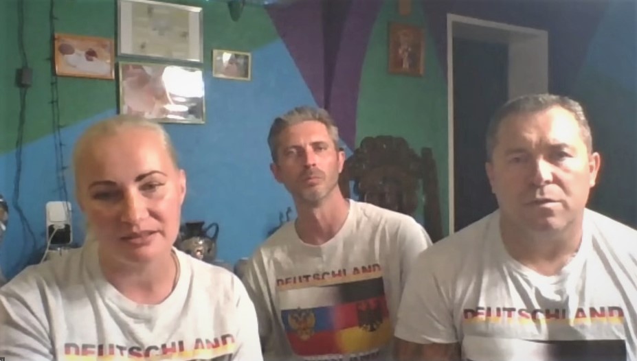 Елена Колбасникова, Максим Шлунд с другом Алексеем, все трое — организаторы демонстрации в Кёльне