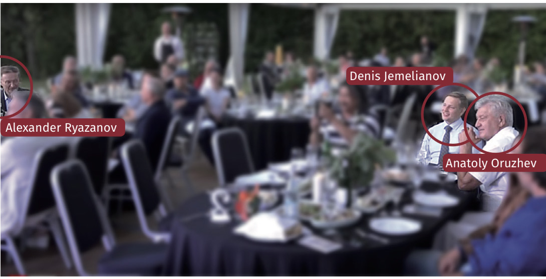 Гала-концерт, организованный зарегистрированной в 2019 году компанией-посредником "Газпрома". На фото отмечены Александр Рязанов, бывший вице-председатель правления Газпрома и депутат Госдумы III Созыва, Денис Емельянов, заместитель начальника Управления по работе со странами ближнего зарубежья Газпрома, Анатолий Оружев, бывший партнер по бизнесу Геннадия Тимченко.