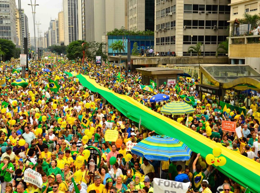 А теперь самое существенное — процедура импичмента,  может быть, и не была бы начата, если бы по всей стране не прошли демонстрации протеста против действий когда-то любимого президента. Миллионные демонстрации. В результате ее отрешили от должности 61 голосом против 21.