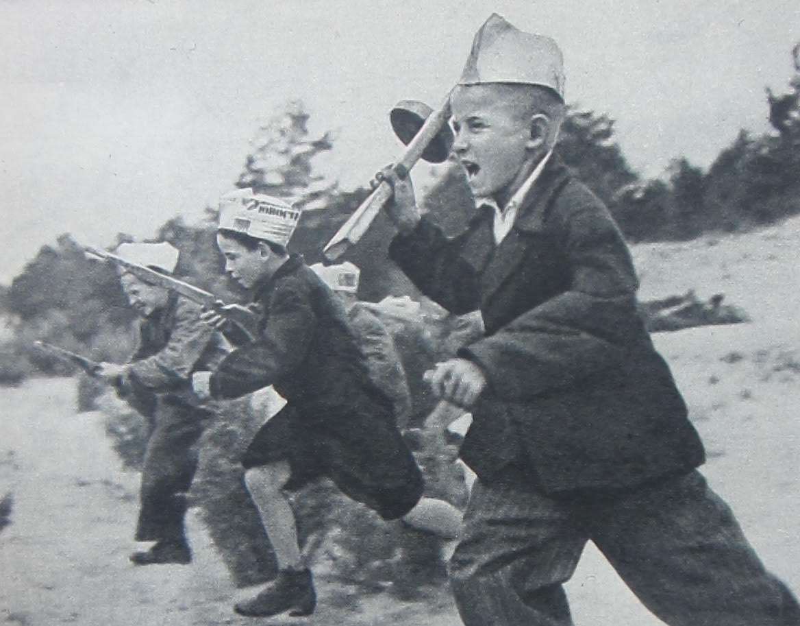 Военная пионерская игра. Начало 1950-х (фото из журнала "Огонек")