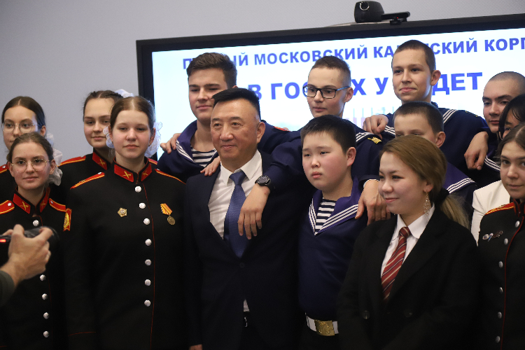 Лу Юйгуан с кадетами Первого Московского кадетского корпуса. Фото: «На западе Москвы»
