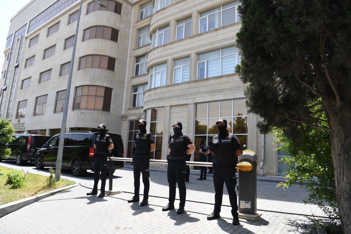 Полиция у офиса «Sputnik Азербайджан». Фото: APA