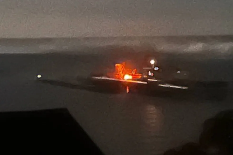 Фото: пожар на нефтяном терминале в Туапсе, 02.11.2025 / Exilenova+