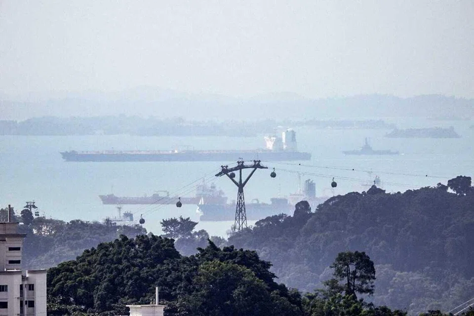 Танкер Rcelebra в водах у Сингапура. Фото: Remy Osman