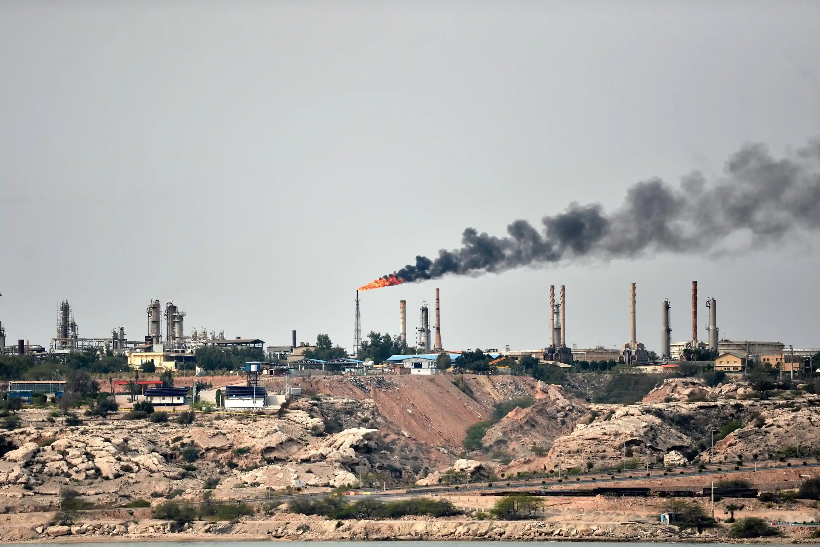 Фото: нефтяной терминал на острове Харк / EPA