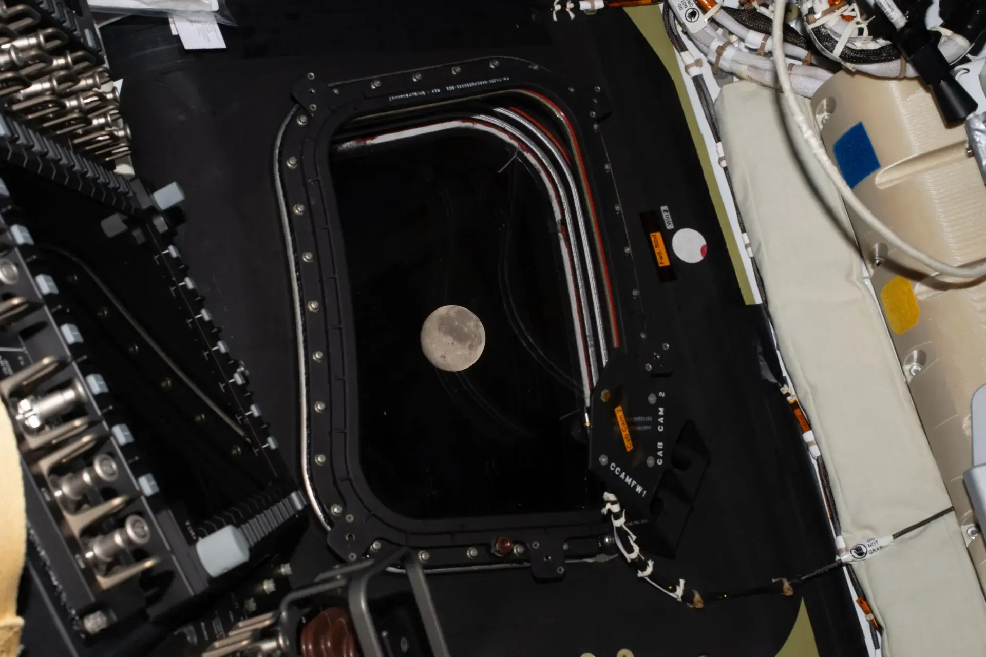 Фото: вид на Луну из корабля Orion миссии Artemis II / NASA/AP